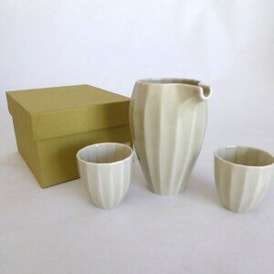 JAPAN JAPANESE FINE PORCELAIN 3 PIECE SAKE DECANTER & CUP SET (NEW IN BOX)